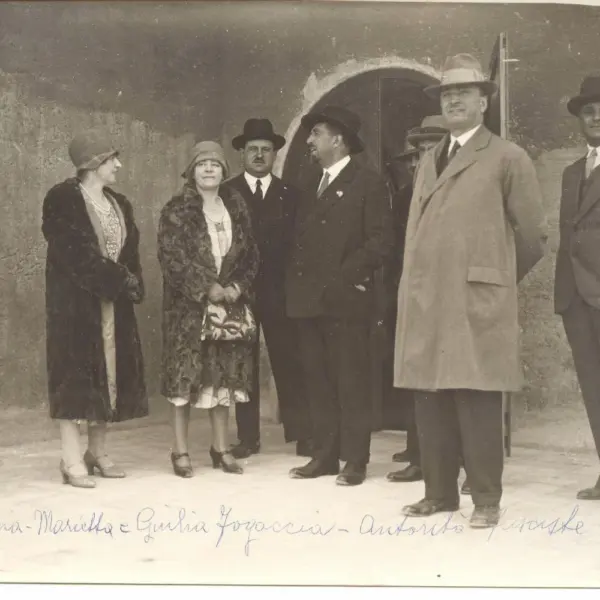 Immagine d'epoca della villa illuminata