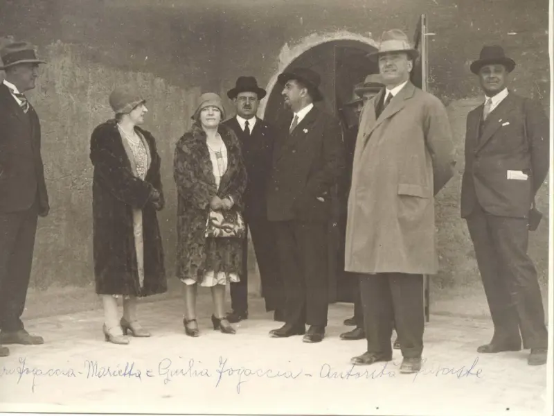 Immagine d'epoca della villa illuminata