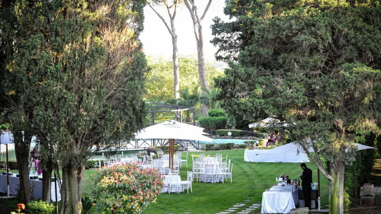 Cerimonia allestita nel giardino all'italiana della villa