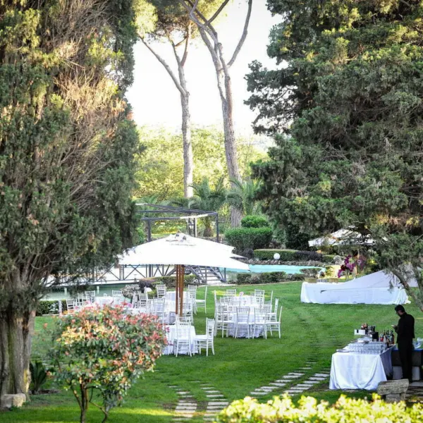 Cerimonia allestita nel giardino all'italiana della villa