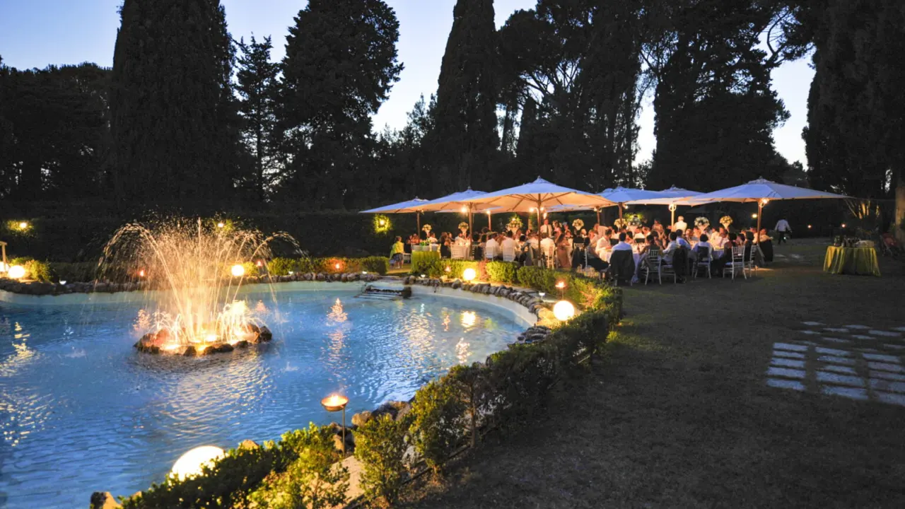 La piscina della villa illuminata al tramonto