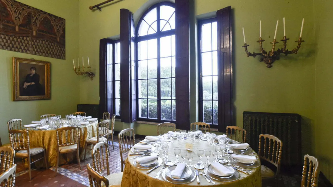 La sala da pranzo illuminata dalla grande trifora