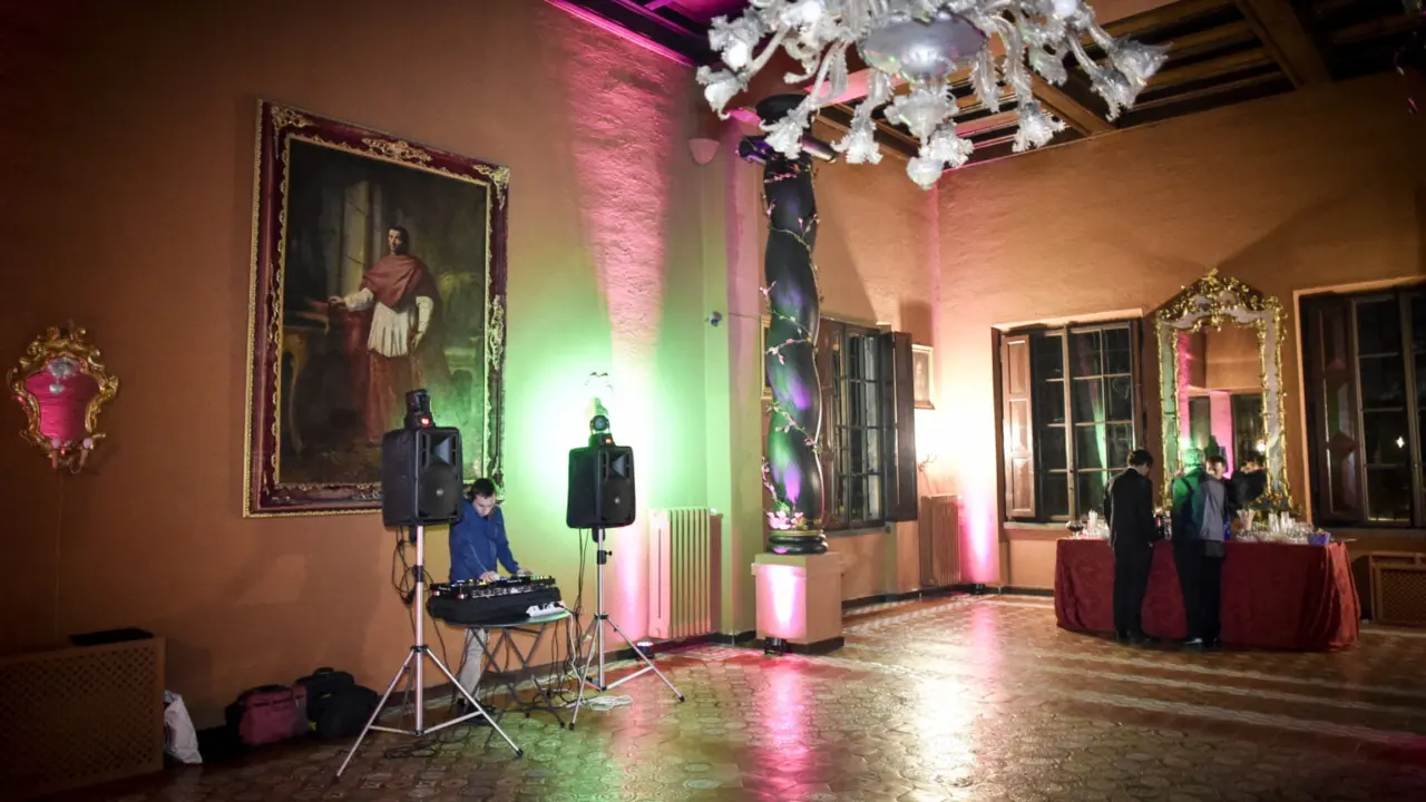Il salone da ballo allestito per una festa