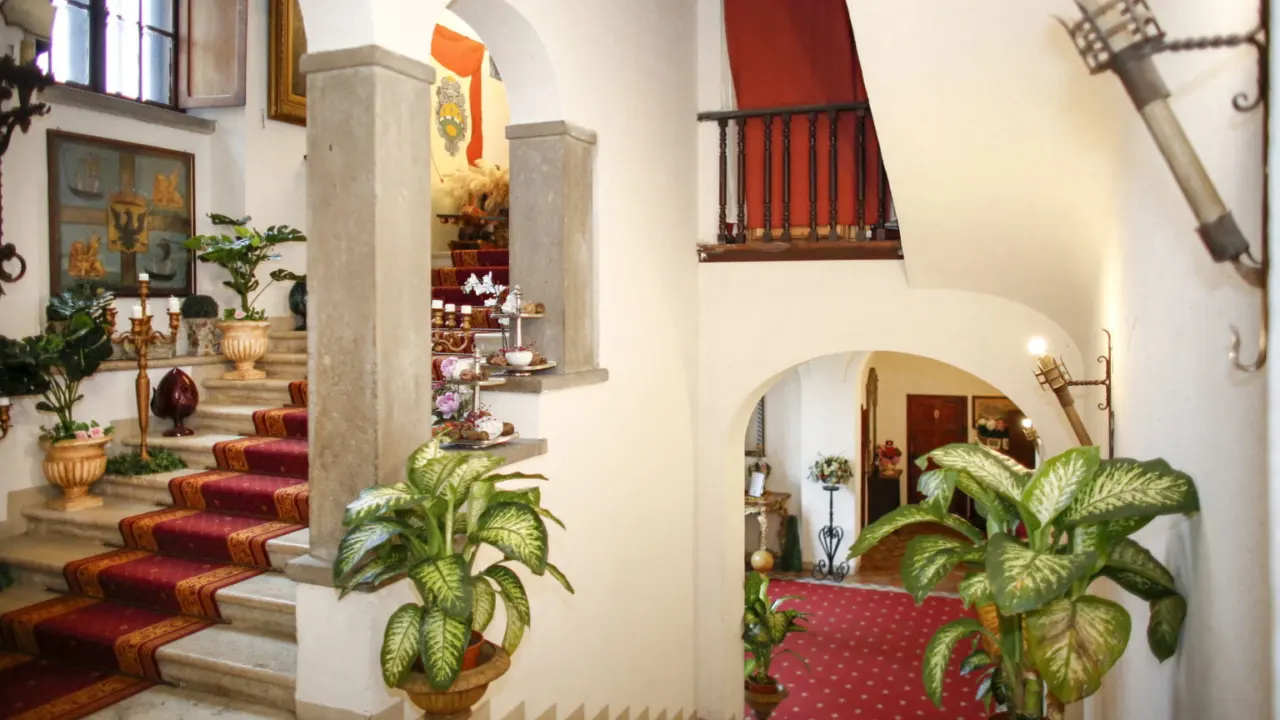 Lo scalone in travertino che unisce le tre hall della villa