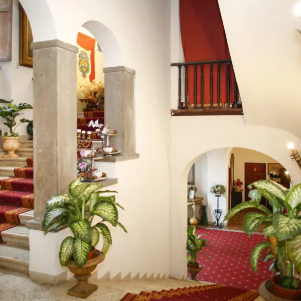 Lo scalone in travertino che unisce le tre hall della villa